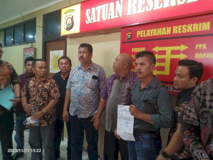 Ketua LBH Horas Bangso Batak Nusantara Aleston Manurung bersama ayah kandung Prada Jefriando Simatupang. (ist/RMOLSumsel.id)