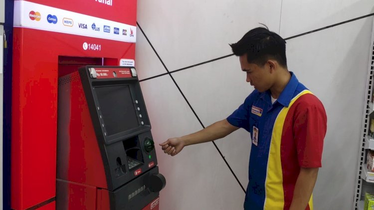 Karyawan Indomaret menunjukkan mesin ATM yang hendak dibobol pelaku. (Fauzi/RMOLSumsel.id)