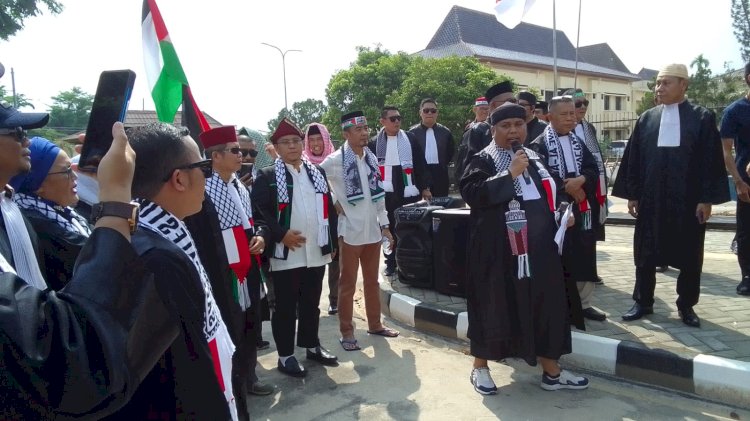 Sultan Palembang Darussalam bersama Forum Praktisi Hukum Sumsel saat mendatangi Kantor DPRD Sumsel. (dudi oskandar/rmolsumsel.id)