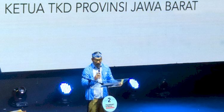 Ketua Tim Kampanye Daerah (TKD) Prabowo Subianto-Gibran Rakabuming Raka Jawa Barat, Ridwan Kamil, memaparkan hasil survei internal di hadapan capres nomor urut 2 Prabowo Subianto/RMOLJabar