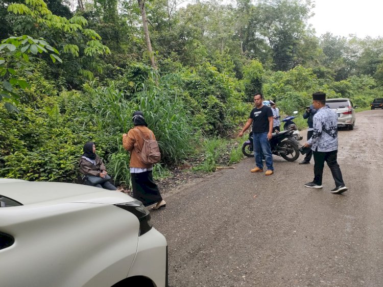 Korban bersama dengan saksi usai kejadian terlihat syok setelah motor Yamaha NMax yang dikendarak keduanya di begal saat melintas di Jalan Poros/ist