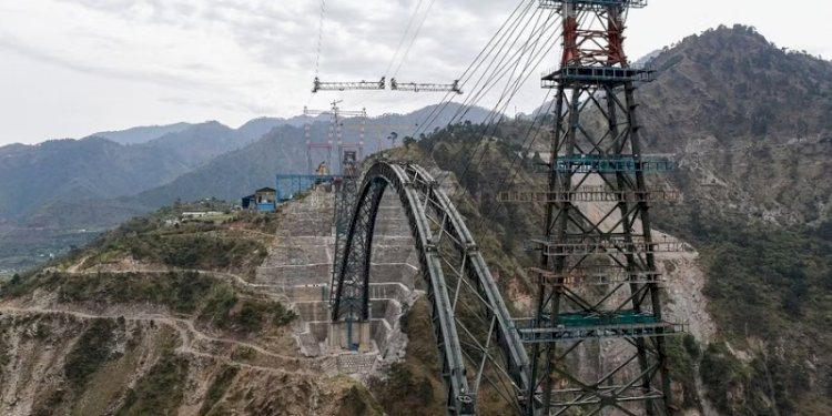  Jembatan kereta api di Jammu dan Kashmir yang menjadi bagian dari proyek jalur kereta api Udhampur-Srinagar-Baramulla. (ist/rmolsumsel.id)