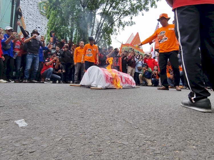 Aksi unjuk rasa kaum buruh di depan Kantor Gubernur Sumsel. Mereka memprotes kenaikan UMP Sumsel yang hanya sebesar 1,55 persen. (ist/rmolsumsel.id)