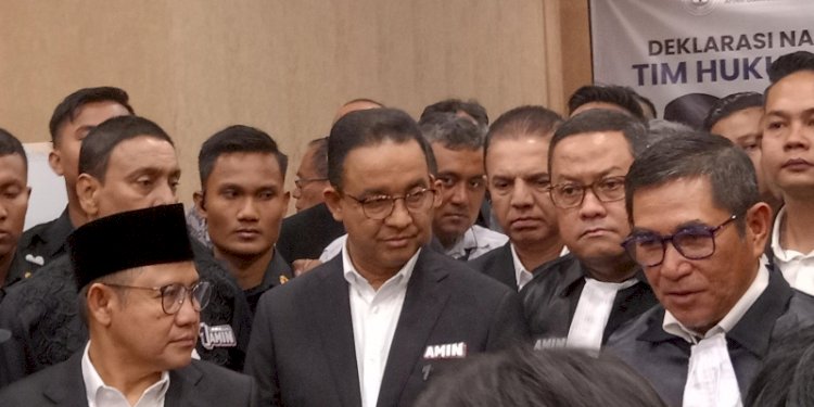 Hamdan Zoelva bersama capres-cawapres nomor urut 1 Anies Baswedan dan Muhaimin Iskandar dalam deklarasi Tim Hukum Nasional (THN) Amin/RMOL