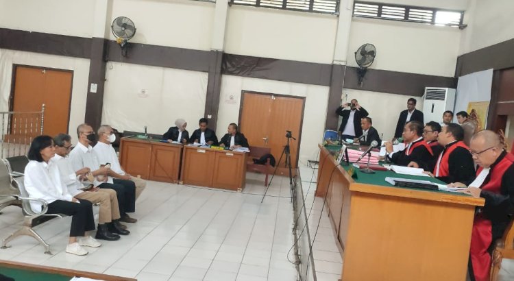 Lima terdakwa kasus akuisisi PT SBS menjalani persidangan di Pengadilan Tipikor Palembang/ist