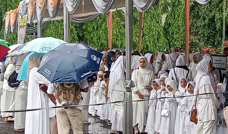 Meski diguyur hujan ribuan anak didik Raudhatul Athfal (RA) dan Taman Kanak-kanak (TK) antusias ikuti pelaksanaan manasik haji cilik/RMOL
