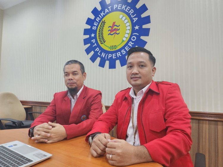  Sekretaris  DPD SP PLN UID S2JB, Iman Aswilton (kiri) didampingi Ketua DPC SP PLN UP3 Palembang, Rangga Zumartha (kanan). (ist)