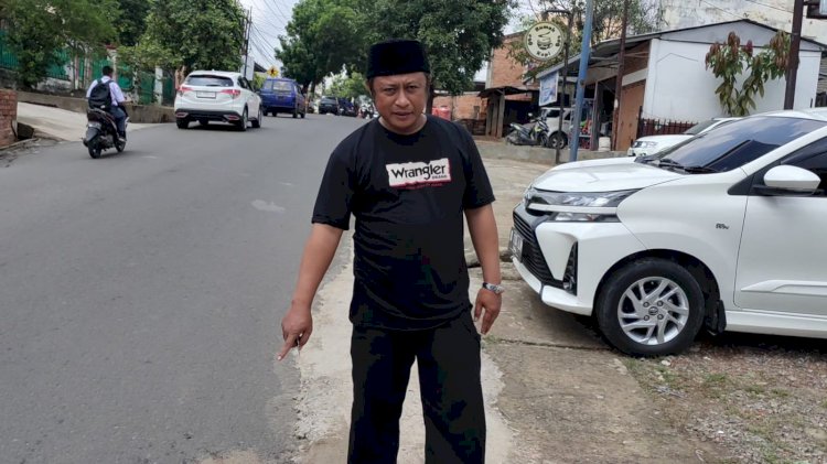 Warga Jalan RA Abusamah menunjukkan tempat korban ditemukan tergeletak. (Fauzi/RMOLSumsel.id)