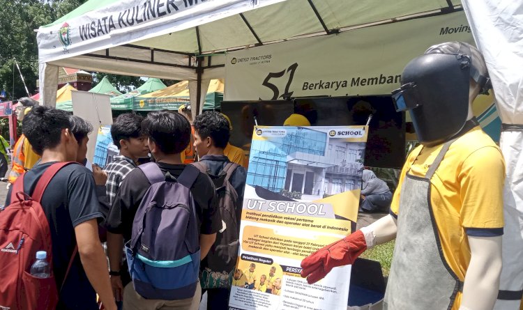 Ratusan pencari kerja datangi stand industri di Job Fair 2023 SMKN 2 Muara Enim/Foto: Noviansyah