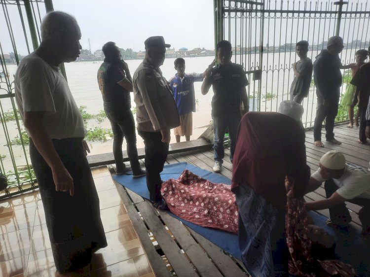 Korban tewas tenggelam di Sungai Musi. (Denny Pratama/RMOLSumsel.id_