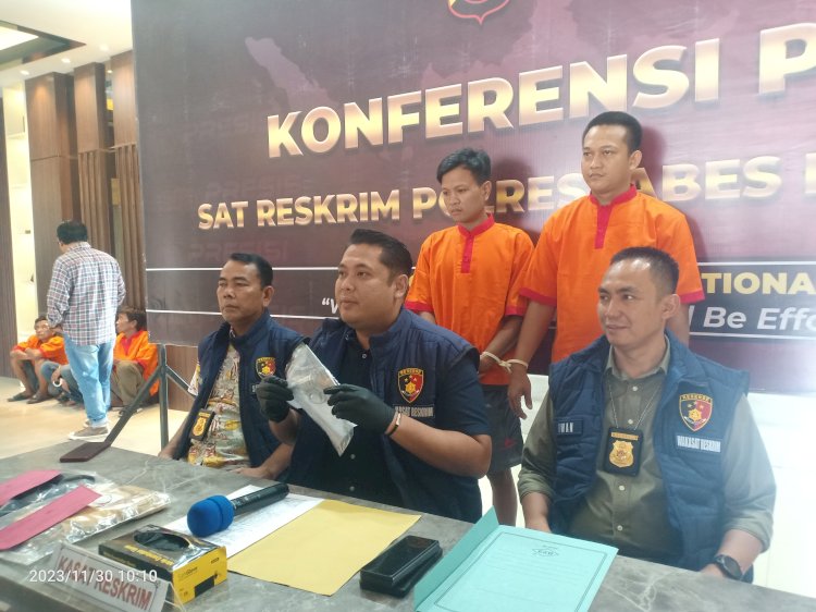 Kasat Reskrim Polrestabes Palembang AKBP Haris Dinzah saat melakukan gelar perkara terkait penangkapan dua tersangka pembunuhan, Kamis (30/11).(Denny Pratama/RMOLSumsel.id)