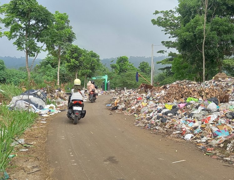 Tumpukan sampah di pinggir jalan TPA Pagar Alam. (Taufik/RMOLSumsel.id)