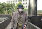 Pakai Topi dan Masker, Anggota BPK RI Pius Lustrilanang Datang ke KPK