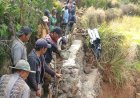 Pemda Kurang Respon, Puluhan Petani di Semendo Raya Benahi Irigasi Secara Swadaya