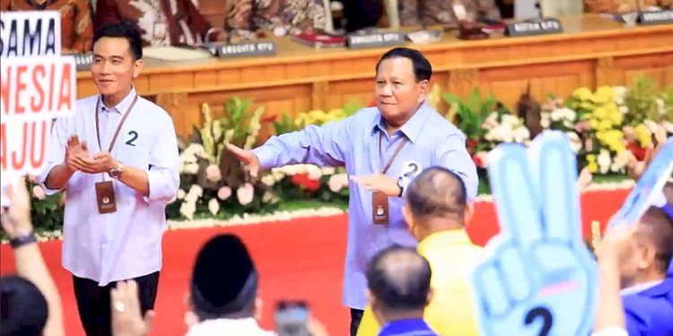 Calon presiden Prabowo Subianto berjoget di hadapan ketum parpol pengusung usai menerima nomor urut 2 sebagai peserta Pilpres 2024/Repro