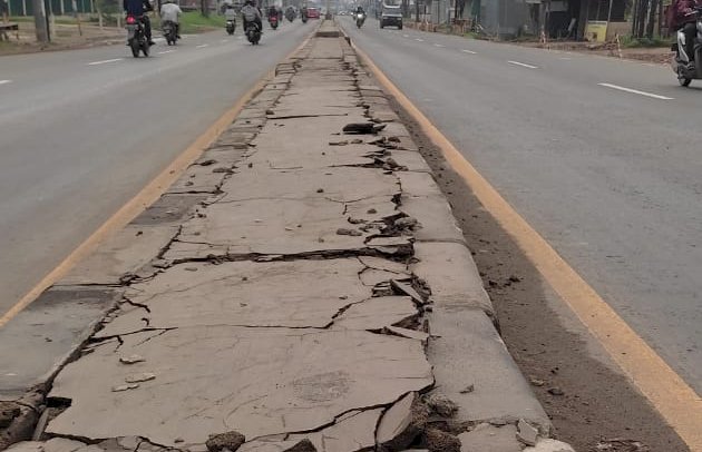 Median jalan di Jalan Lintas Timur (Jalintim) Palembang Betung, tepatnya di KM 13 hingga KM 14 yang mengalami kerusakan. (ist/rmolsumsel.id)