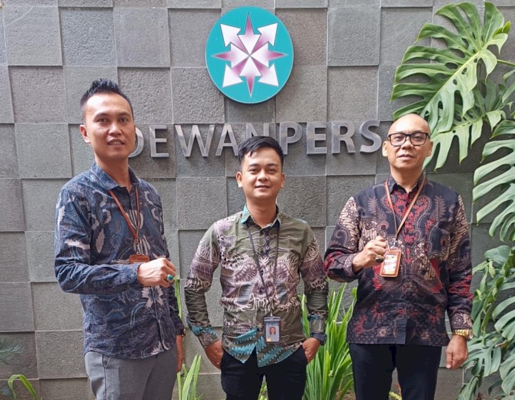 Tim Kantor Hukum Poeyang Law Firm saat melapor ke Dewan Pers. (ist/rmolsumsel.id) 