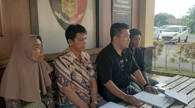 Kuasa Hukum tersangka Aks, Rudiyanto (baju batik) bersama Kuasa Hukum Saksi Kunci, Aulia Aziz (baju hitam) saat menggelar konferensi pers di Polres OKI. (Hari Wijaya/rmolsumsel.id)