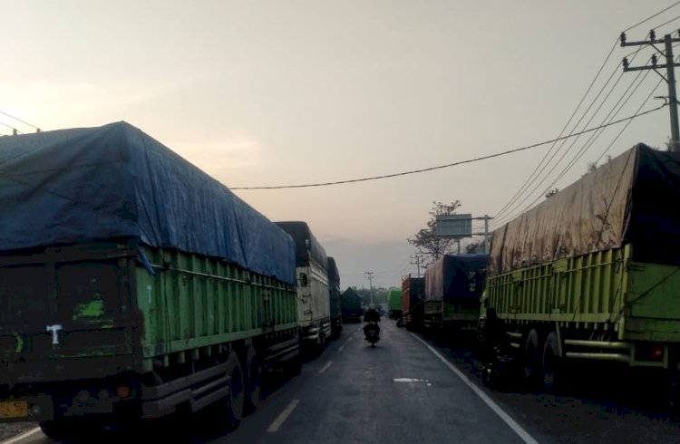 Ratusan truk pengangkut batubara banjiri jalan lintas dan bikin macet.RMOL