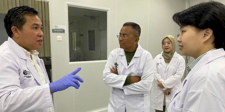 Dahlan Iskan mendengarkan penjelasan Prof Dr Agung Putra, pendiri Stem Cell and Cancer Research (SCCR) Semarang/Ist