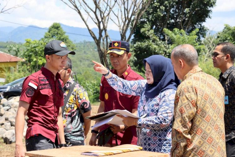 Kepala Divisi Administrasi, Rahmi Widhiyanti meninjau progress pembangunan Lapas Kelas III Pagaralam/ist