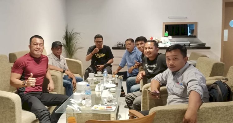 Agus Harizal Calon Ketua PWI Sumsel bersama tim saat foto bersama. (ist/rmolsumsel.id) 