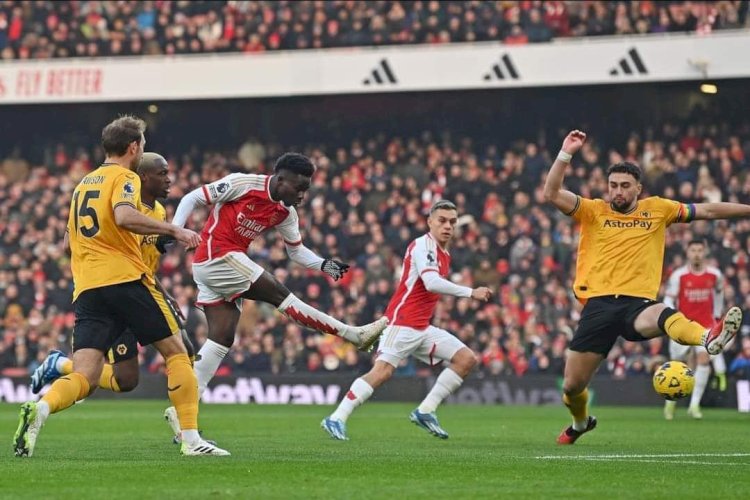 Pemain Arsenal melepaskan tendangan keras ke gawang Wolves/ist