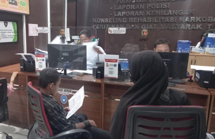 Seorang ibu rumah tangga yakni Ririn Sagita (35) mendatangi ruang pengaduan Sentra Pelayanan Kepolisian Terpadu (SPKT) Polrestabes Palembang. (Denny Pratama/RMOLSumsel.id)