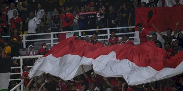  Para suporter Timnas Indonesia saat menonton laga Grup A Piala Dunia U-17 2023 melawan Ekuador di Stadion Gelora Bung Tomo, Surabaya, Jawa Timur/Net