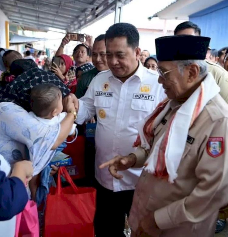 Duet mantan Bupati Banyuasin, Askolani Jasi (baju putih) dan Wakil Bupati Banyuasin, Slamet Somosentono (baju coklat). (ist/rmolsumsel.id) 