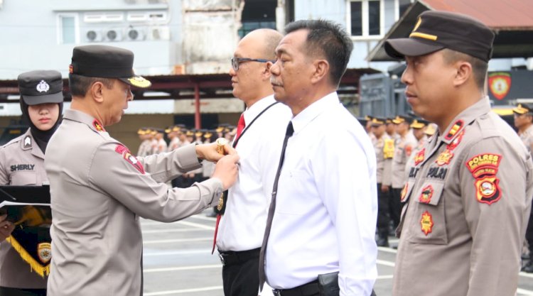 Kapolda Sumsel, Irjen Pol A Rachmad Wibowo SIK memberikan Pin Emas