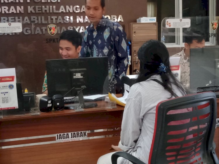 Adya Salwa Dyani (21) korban investasi bodong saat membuat laporan di Polrestabes Palembang. (Denny Pratama/RMOLSumsel.id)