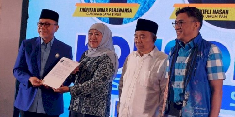 Ketum PAN, Zulkifli Hasan, memberikan surat rekomendasi cagub 2024 kepada Gubernur Jatim, Khofifah Indar Parawansa/RMOLJatim