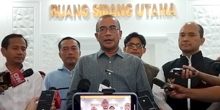 Ketua KPU RI, Hasyim Asyari, dalam jumpa pers usai rapat bersama 3 tim pasangan capres-cawapres 2024, di Kantor KPU RI, Jalan Imam Bonjol, Menteng, Jakarta Pusat, Rabu (6/12)/RMOL