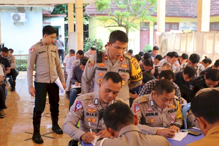 Waka Polres Muara Enim, Kompol CS Panjaitan sedang memantau berlangsungnya kegiatan tes psikologi bagi petugas Polisi pemegang Senjata Api (ist/rmolsumsel.id)