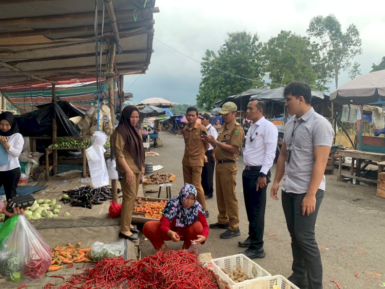 Tim dari Disperindag saat mengecek harga di Pasar Pulau Mas. (ist/rmolsumsel.id)