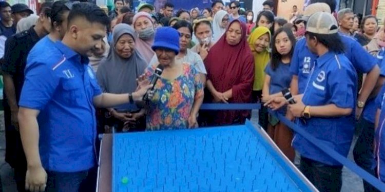 Caleg PAN asal dapil Jatim 1, Tom Liwafa, saat turun ke masyarakat/Istimewa