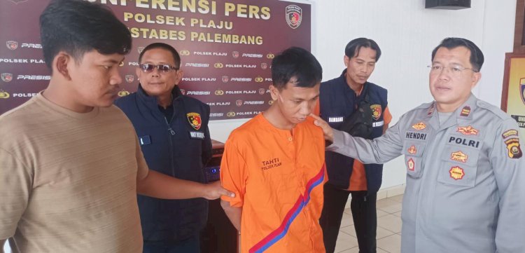 Maulana (25) tersangka pencurian motor 11 TKP saat berada di Polsek Plaju, Palembang. (Denny Pratama/RMOLSumsel.id)