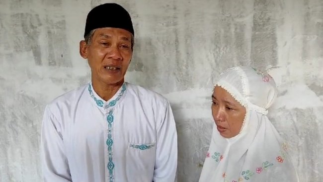 Kedua orangtua korban meninggal dunia erupsi Gunung Marapi usai memakamkan jenazah anaknya. (ist/rmolsumsel.id)