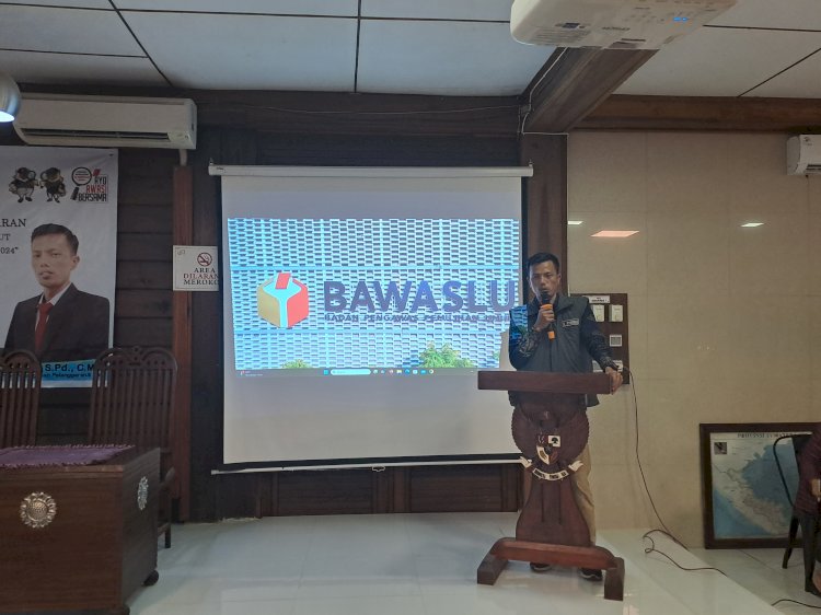 Koordinator Divisi Penanganan Pelanggaran dan Datin Bawaslu OKI, Syahrin dalam rapat koordinasi yang diselenggarakan di Hotel Cipta Kayuagung, Jumat (8/12). 