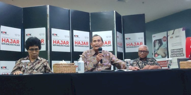 Ketua Dewas KPK, Tumpak Hatorangan Panggabean (tengah) di Gedung KPK, Jakarta, Jumat (8/12)/RMOL