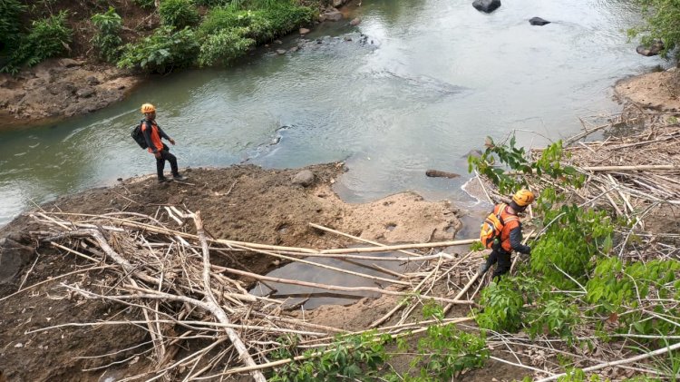 Petugas Basarnas Lubuklinggau melakukan pencarian remaja 15 tahun yang hilang hingga ke perbatasa di daerah PUT, Bengkulu