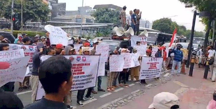 Massa dari Warga Banyuasin Menggugat saat menggelar aksi di Kantor Kemendagri Jakarta. (ist/rmolsumsel.id)