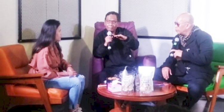 Calon Wakil Presiden nomor urut 3, Mahfud MD (tengah) saat diwawancarai Joe Project P/RMOLJabar