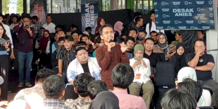 Komika Lampung Aulia Rakhman dalam acara diskusi "Desak Anies" di Bento Kopi, Lampung, Kamis (7/12)/RMOLLampung