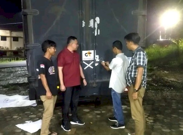 Ketua KPU dan Bawaslu Empat Lawang membuka truk yang mengangkut surat suara. (ist/RMOLSumsel.id)