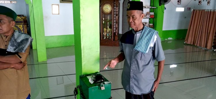 Rusdi (48) pengurus masjid Abdullah Ali Al Muthowwa Jalan Talang Jambe, Kecamatan Sukarami Palembang  menujukkan celengan anak yatim yang dibobol maling.(Fauzi/RMOLSumsel.id)