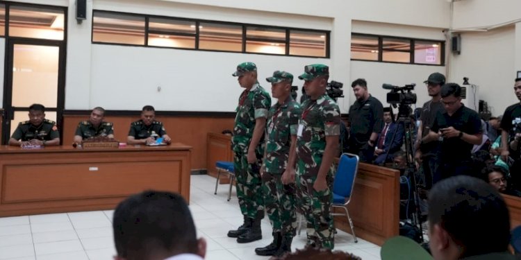 Praka RM, Praka HS, dan Praka J mendengarkan vonis hakim dalam sidang di Pengadilan Militer (Dilmil) II-O8 Jakarta, Penggilingan, Cakung, Jakarta Timur, Senin (11/12)/Puspen TNI