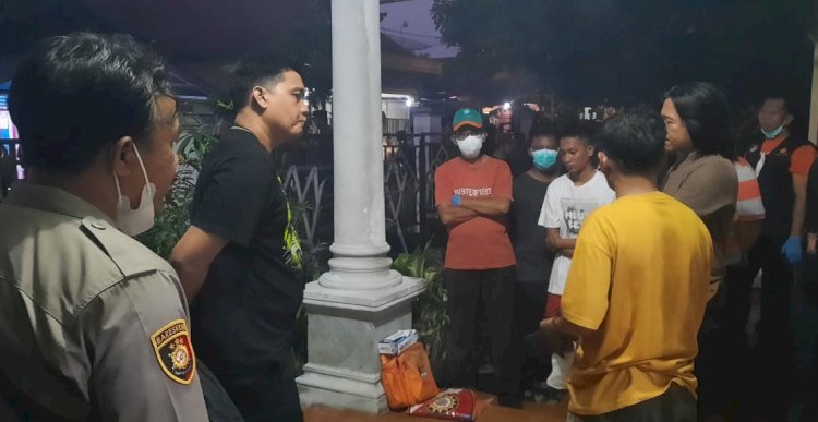 Polisi saat berada di rumah lokasi tempat kejadian korban bunuh diri dengan cara gantung diri/ist