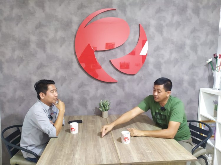 Host Podcast Ruang Redaksi RMOL Sumsel, Deby Arianto (kiri) saat berbincang dengan Agus Mulyono (kanan)